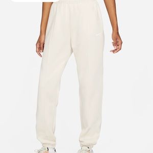 Nike womens small loose fit sweatpants. Rose/mauve. Size S. Pockets.